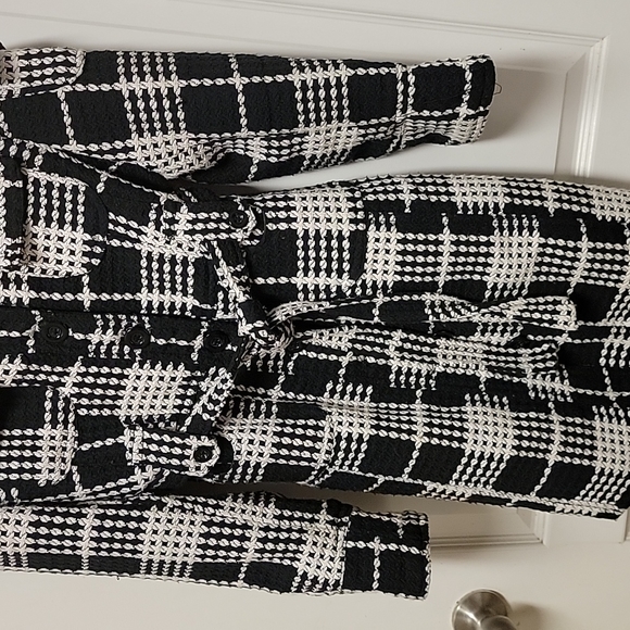 Black and cream plaid button up with belt  no rips or tears size large tag - Picture 3 of 7